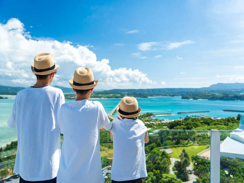 古宇利島を眺める親子の写真