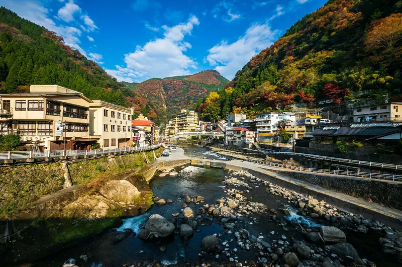 渓流沿いに広がる温泉街、「杖立温泉」