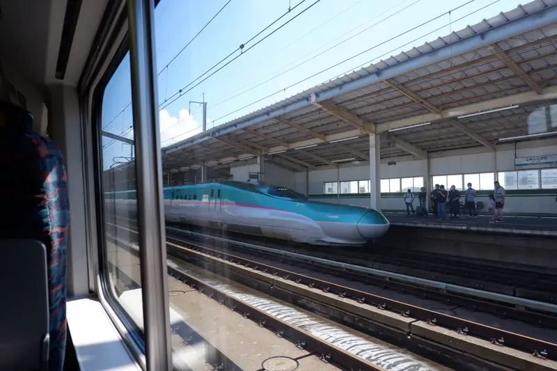 車窓から見えるE5系