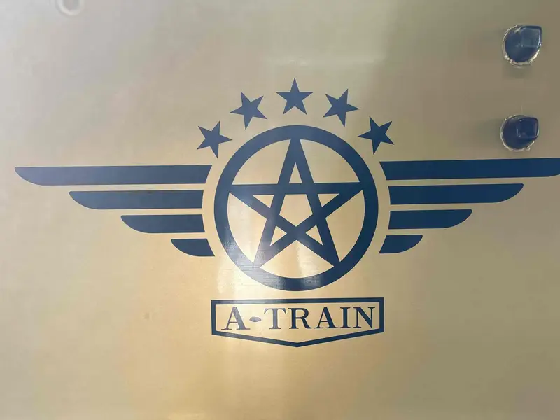 A列車の車体のロゴのアップ