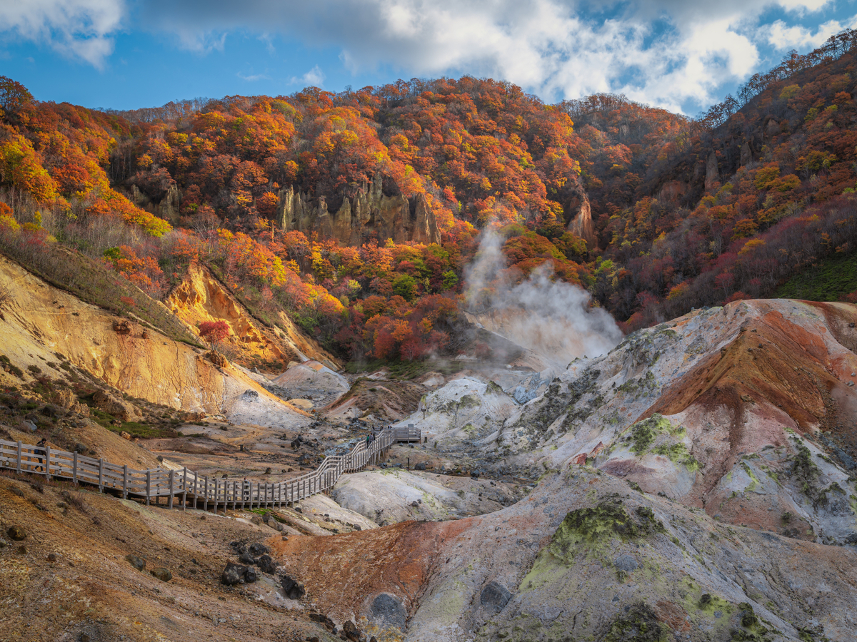 【2025北海道の秋旅】秋の北海道で温泉巡り！紅葉が人気の温泉地5選を比較！