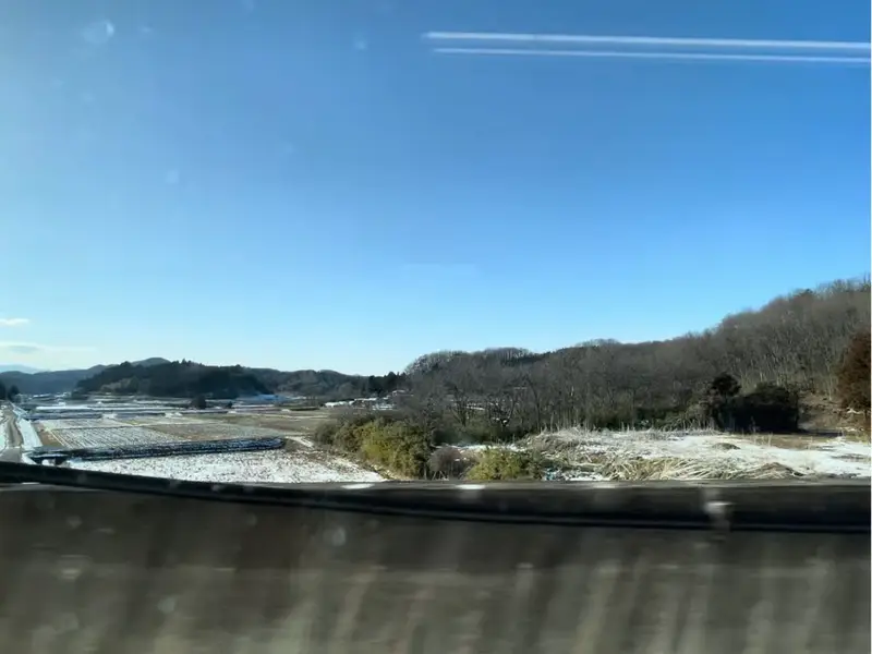 雪が見える鉄道風景