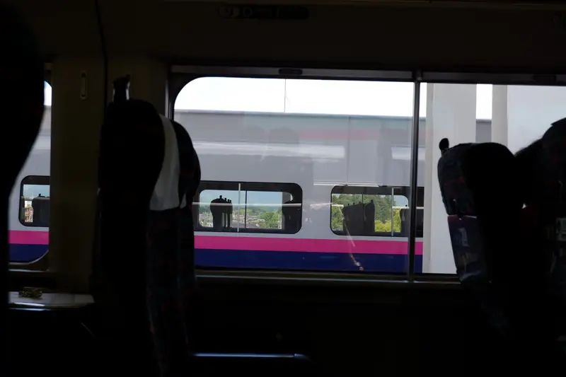 車窓から見た新幹線