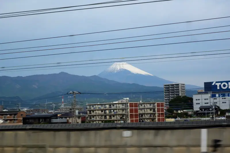 小田原駅手前、車窓から望む富士山