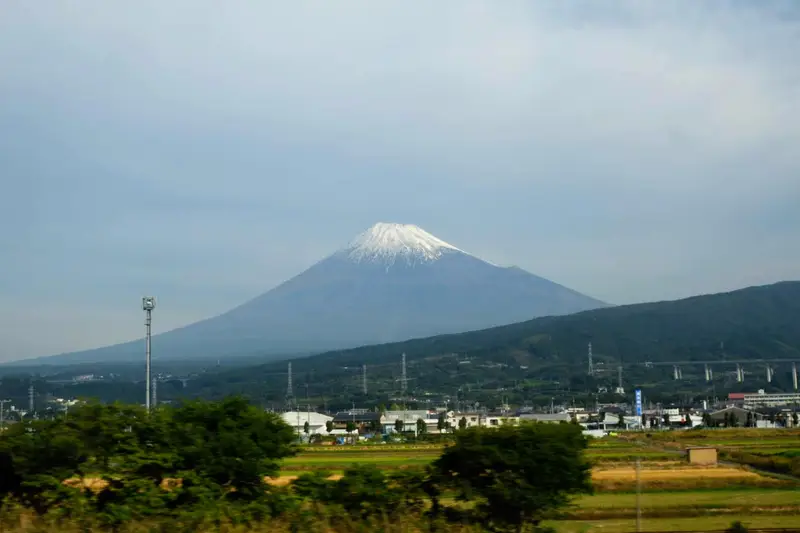 富士市内、車窓から望む富士山