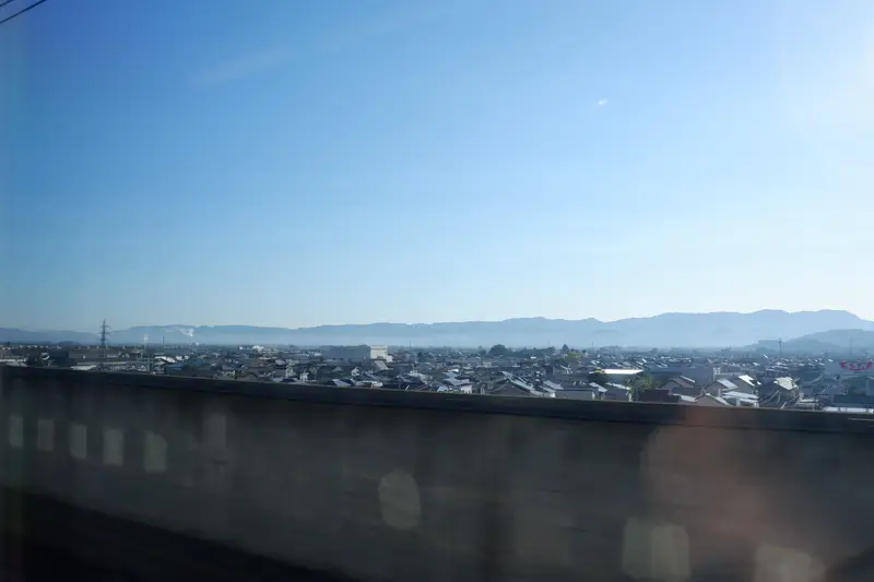 奥に山の見える鉄道風景