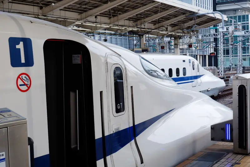 白と青のカラーリングの「のぞみ」