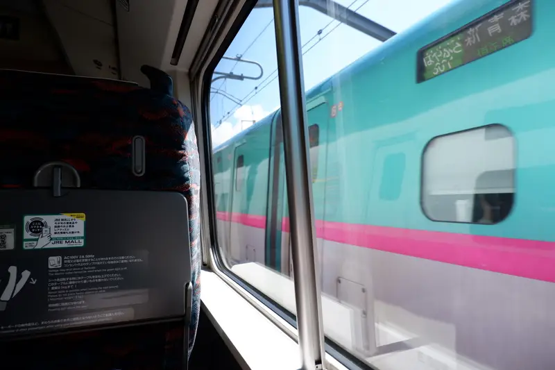 車窓から見えるE5系