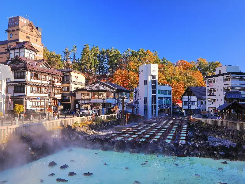 草津温泉の湯畑と紅葉の景色