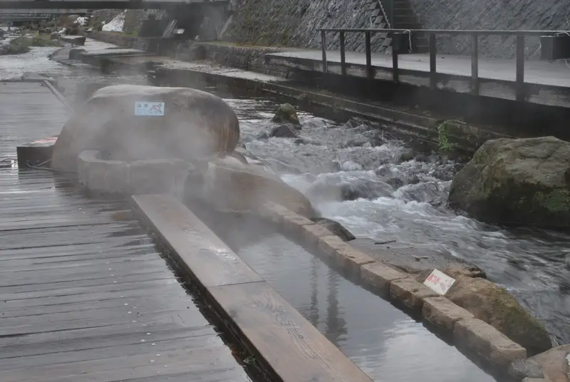 玉湯川沿いの足湯
