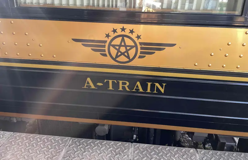 A列車の車体のロゴ