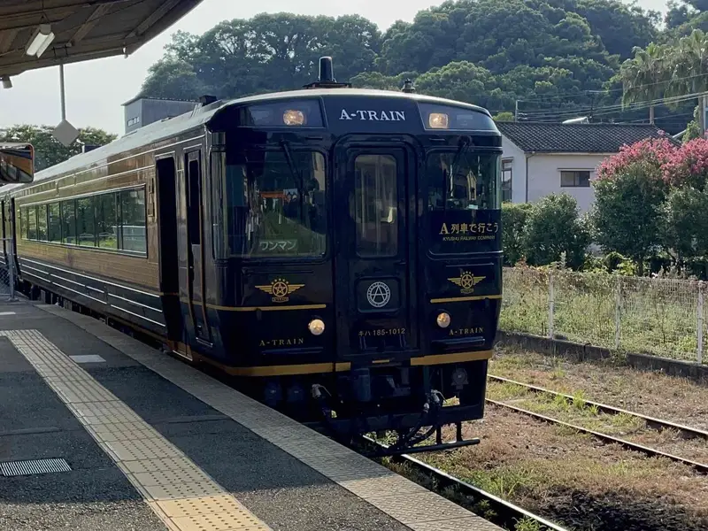 三角駅に到着したA列車
