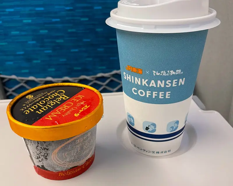 新幹線のアイスとコーヒー