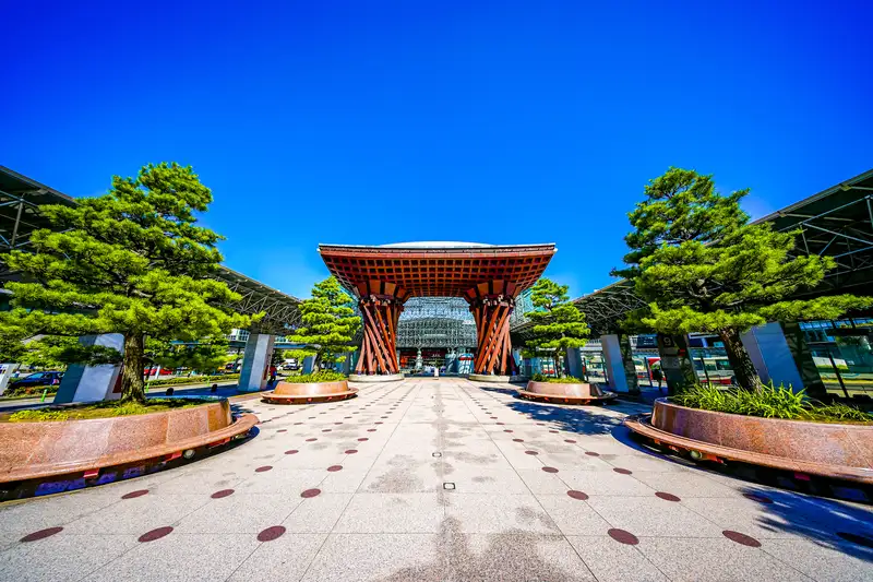 金沢駅と鳥居 鼓門