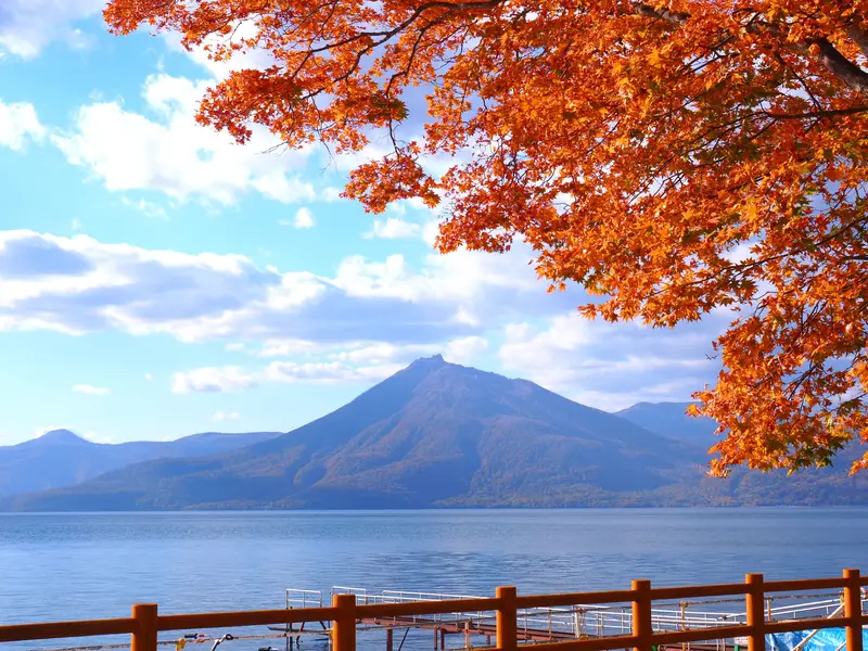 紅葉に包まれる支笏湖