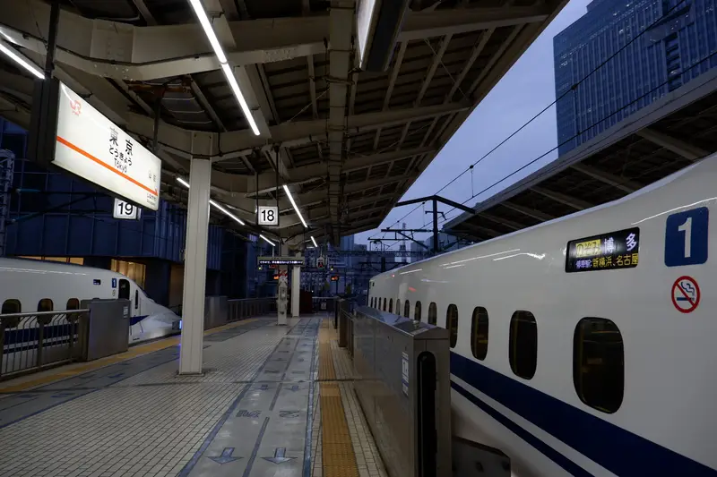 東京駅ホームに停車するのぞみ