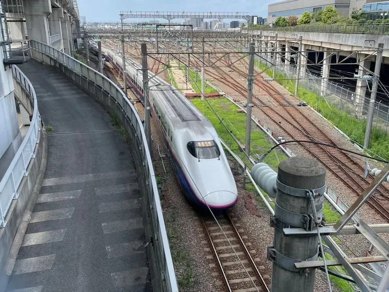 線路を走るなすの