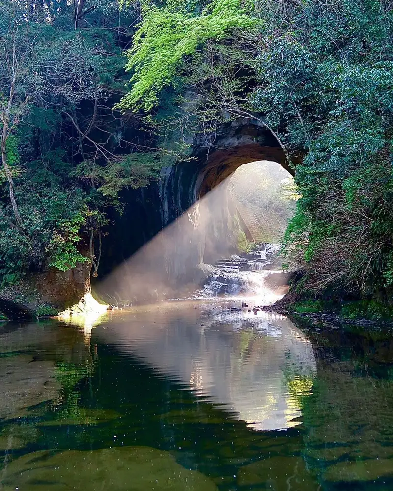 亀岩の洞窟