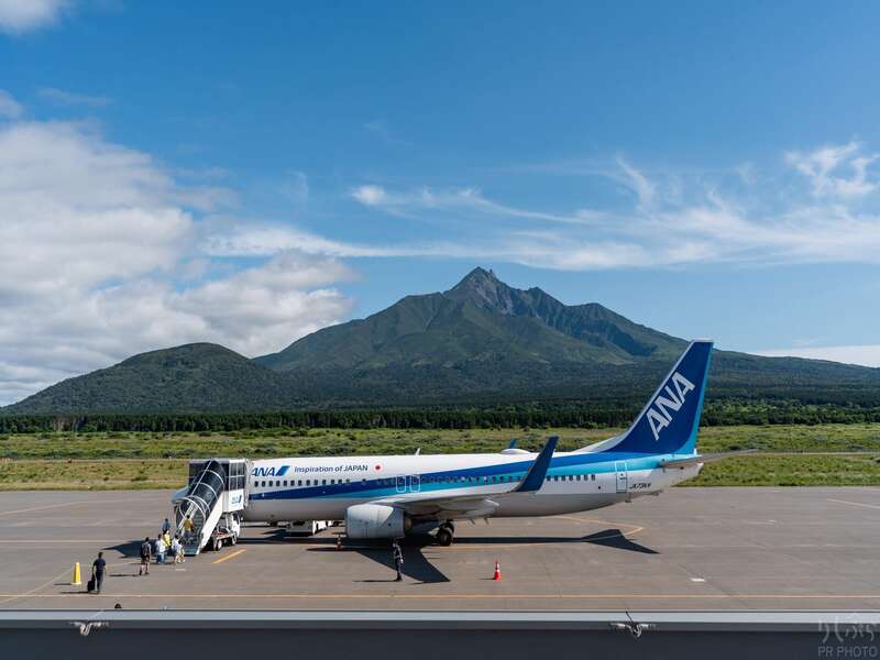 利尻島に到着する飛行機