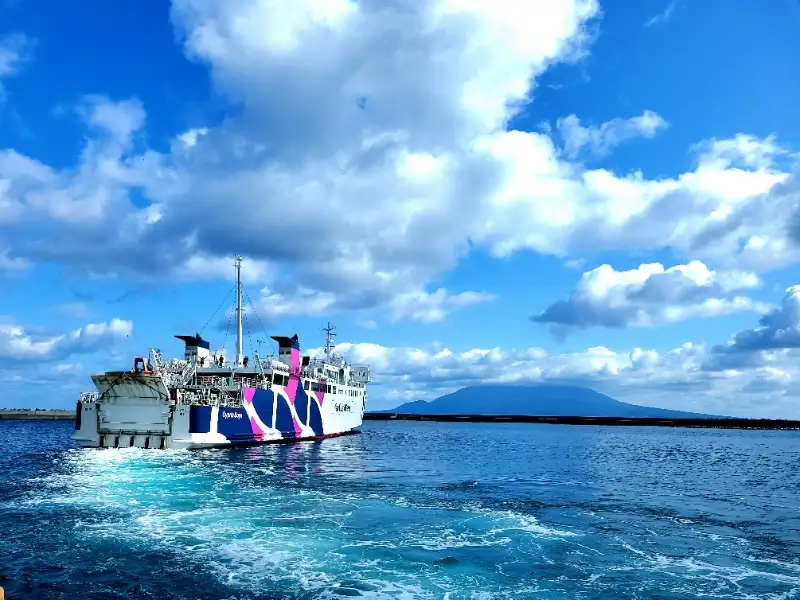 礼文島周辺を航行するフェリー「サイプリア宗谷」