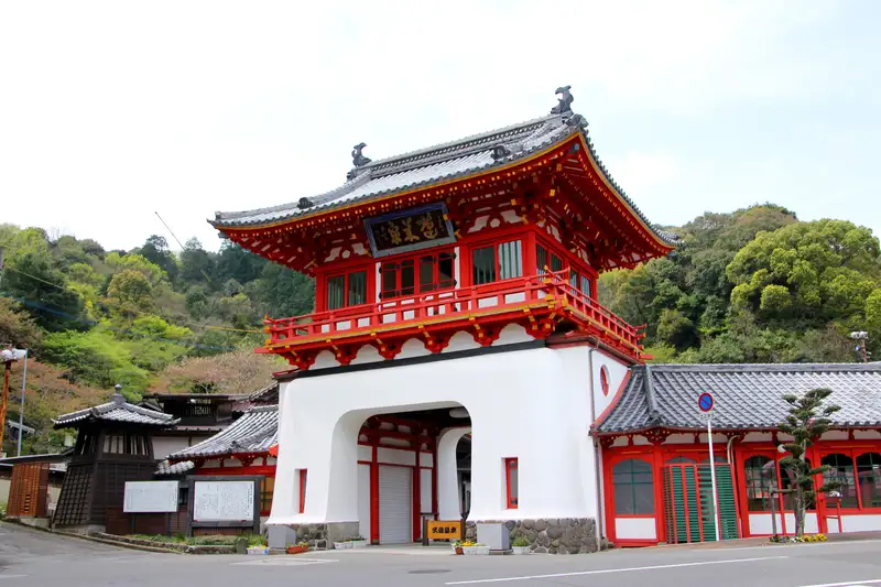 100年の時を見守る美しき門「武雄温泉楼門」