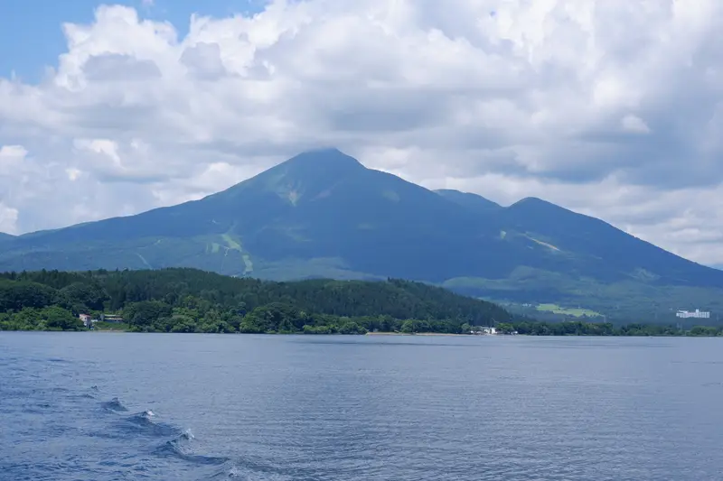 猪苗代湖から眺める磐梯山
