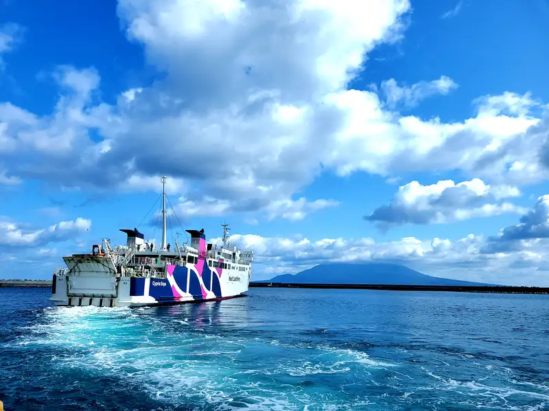 礼文島周辺を航行するフェリー「サイプリア宗谷」