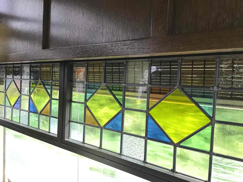 A列車車内のステンドグラス